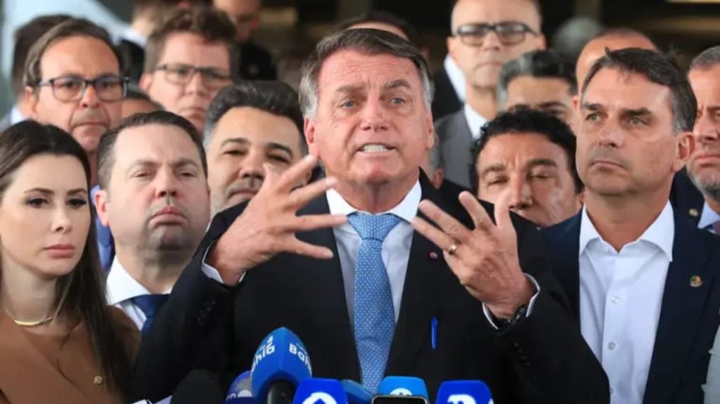 Jair Bolsonaro é alvo de operação da PF e e terá de usar tornozeleira eletrônica
