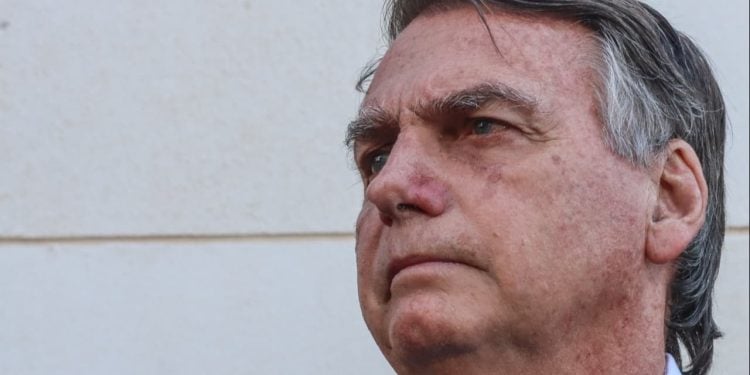 "Perseguição e humilhação", diz Bolsonaro após colocar tornozeleira em operação da PF