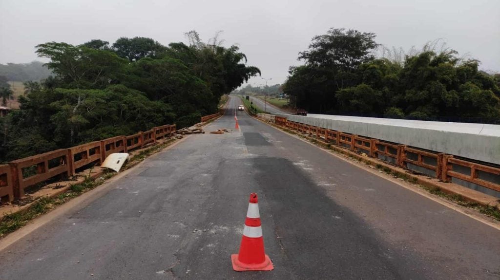 Motorista morre após caminhão cair de ponte na BR-364