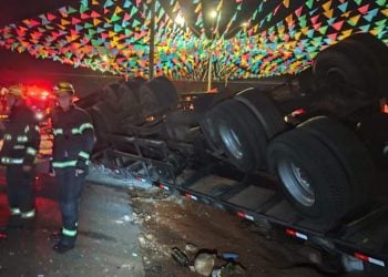Vídeo: Motorista morre após caminhão tombar e cair em córrego, em Itumbiara