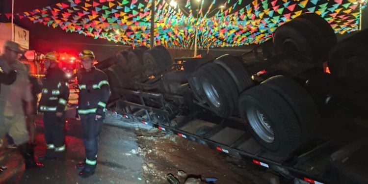 Vídeo: Motorista morre após caminhão tombar e cair em córrego, em Itumbiara