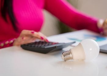 Conta de luz fica mais cara em agosto: bandeira vermelha patamar 2 é acionada
