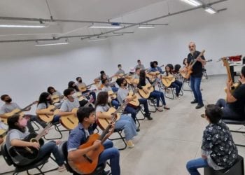 Goiás abre mais de 600 vagas para cursos gratuitos de teatro e violão