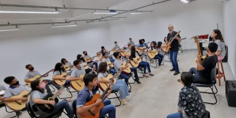 Goiás abre mais de 600 vagas para cursos gratuitos de teatro e violão