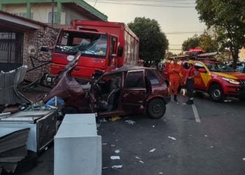 Jovens morrem após grave acidente entre carro e caminhão em Aparecida de Goiânia