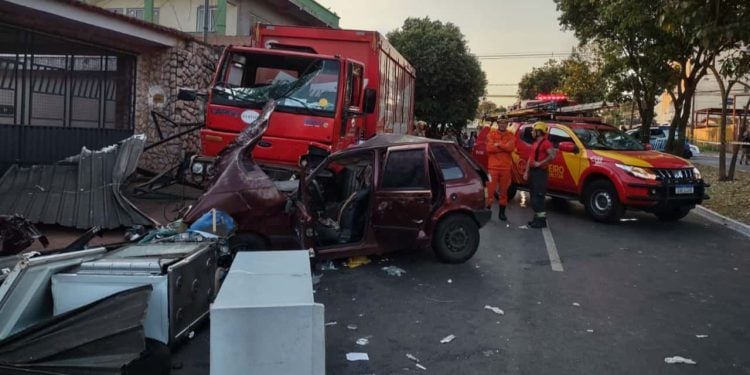Jovens morrem após grave acidente entre carro e caminhão em Aparecida de Goiânia