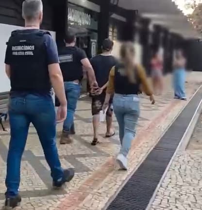 homem preso por invadir shopping com carro