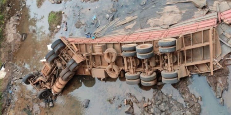 Motorista morre após caminhão cair de ponte na BR-364, em Goiás