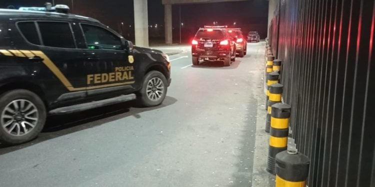 PF prende líder de quadrilha que trocava malas em aeroporto e levou goianas à prisão