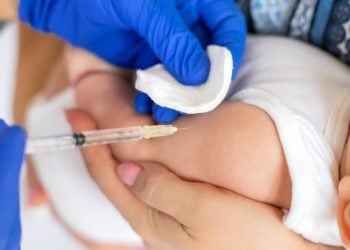 Goiás amplia proteção contra meningite com nova dose de reforço para bebês