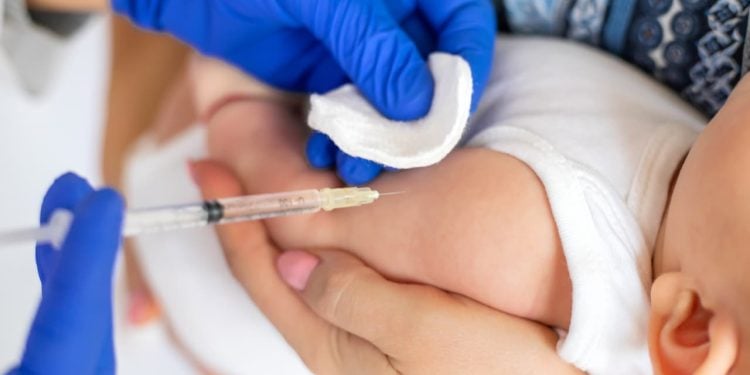 Goiás amplia proteção contra meningite com nova dose de reforço para bebês