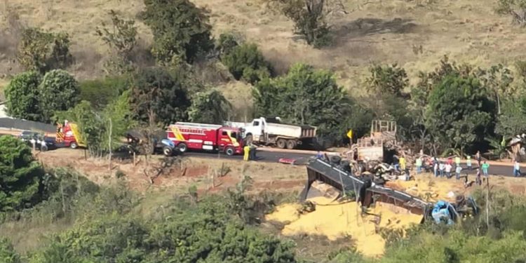 Acidente entre quatro caminhões e trator deixa dois mortos na GO-164