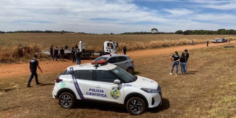 Viatura capotou na GO-330 para não atingir caminhão que desviou de carro com pneu furado