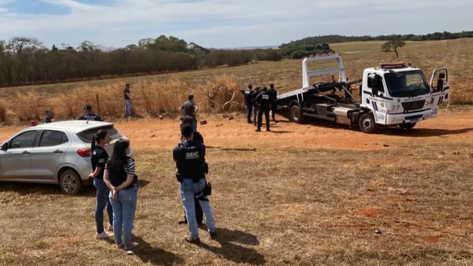 Viatura capotou na GO-330 para não atingir caminhão que desviou de carro com pneu furado