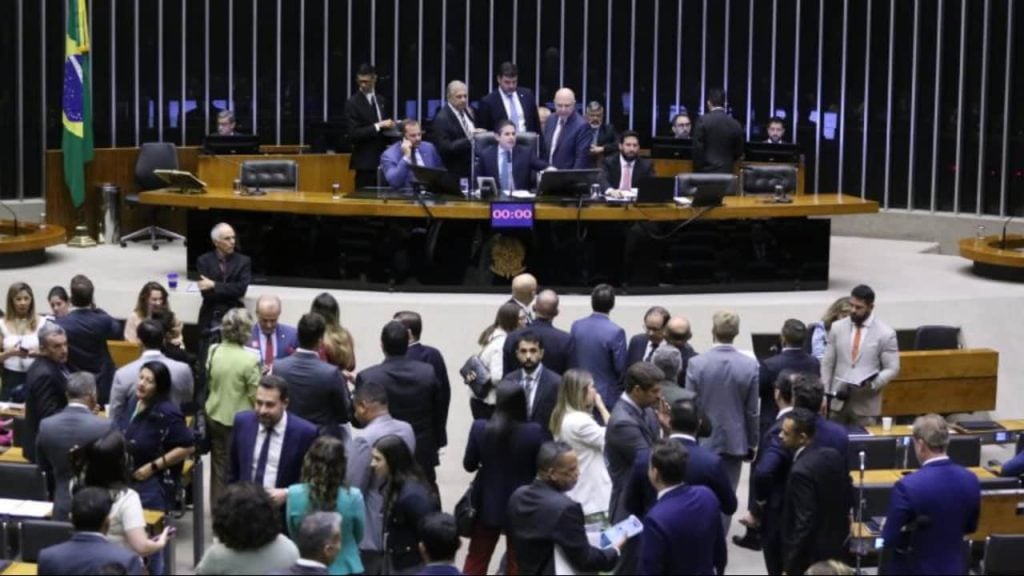 Câmara aprova urgência para projeto que combate adultização de crianças nas redes sociais