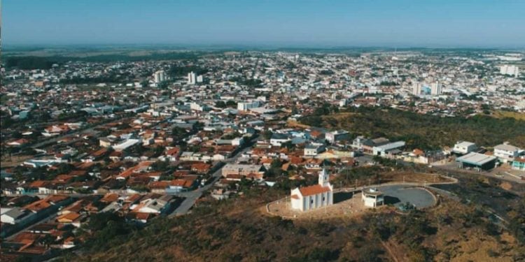 Catalão abre concurso com 140 vagas e salários de até R$ 9,9 mil; veja o edital