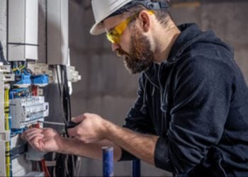 Quando devo contratar um eletricista? Vantagens e desvantagens!
