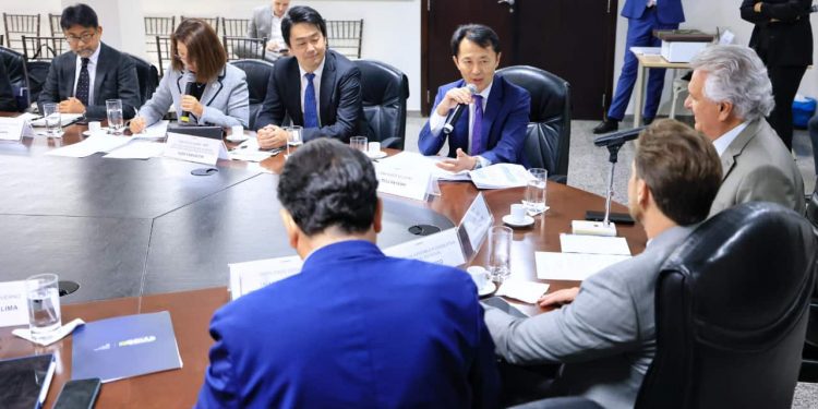 Goiás negocia parceria com Japão para exploração de terras raras