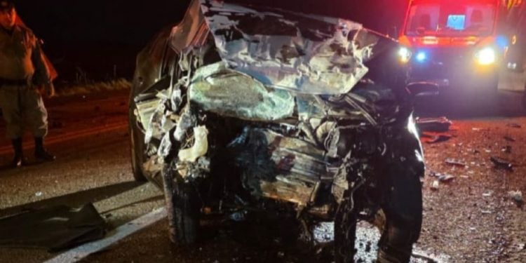 Grave acidente na GO-210 deixa quatro mortos, incluindo pai, mãe, filho