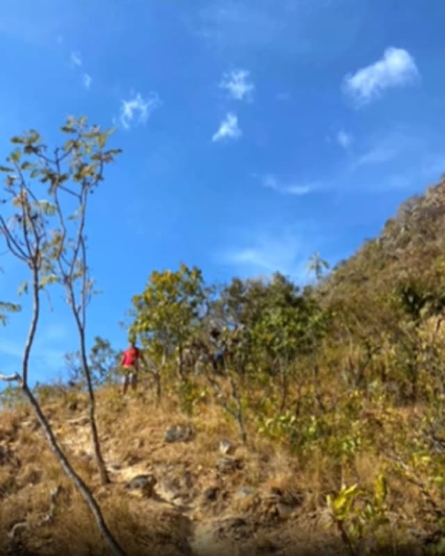 Idosa morre ao cair de morro em romaria