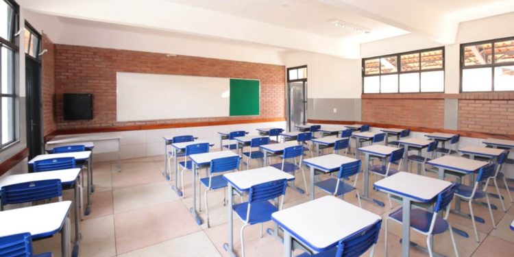 Goiânia realiza mutirão com 5 mil vagas para zerar fila de espera na educação