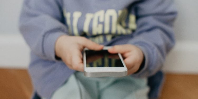 Câmara aprova urgência para projeto que combate adultização de crianças nas redes sociais