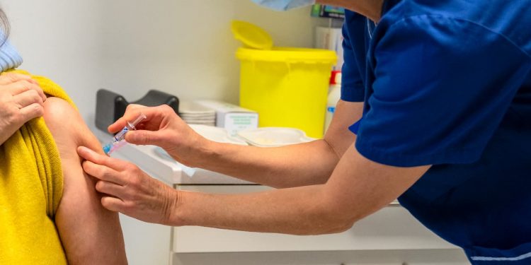 Vacina contra Influenza volta a ser aplicada apenas em grupos prioritários em Goiás
