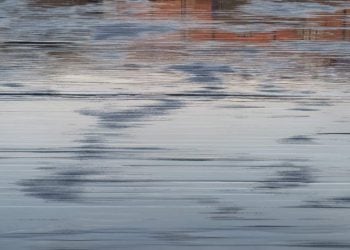 Afogamento em enxurrada criança é salva após ficar presa debaixo de veículo em Goiânia