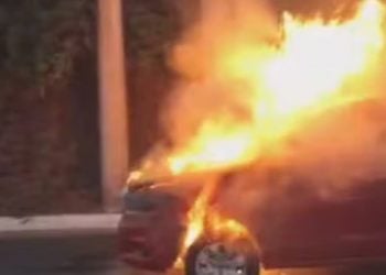 Carro com mãe e bebê pega fogo na Marginal Botafogo em Goiânia; vídeo