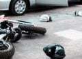 Colisão com viatura deixa motociclista ferido em Goiânia