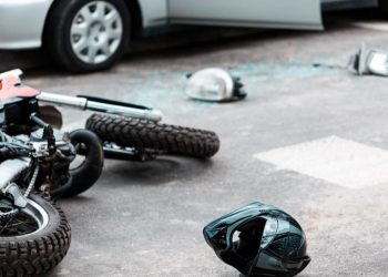 Colisão com viatura deixa motociclista ferido em Goiânia