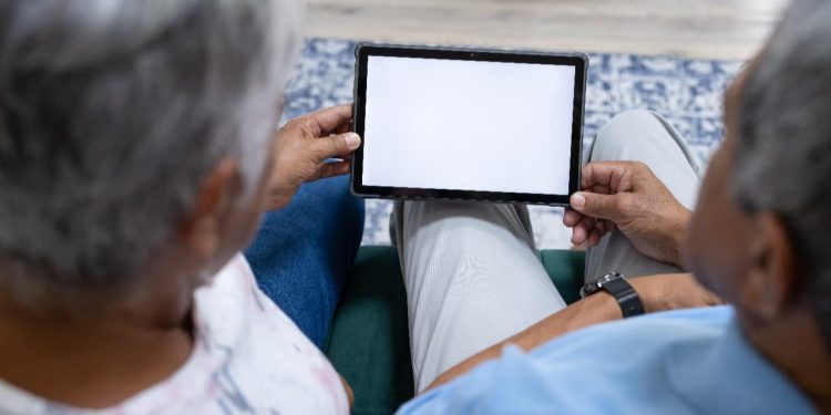 Goiás oferece 600 vagas em curso gratuito de inclusão digital para idosos