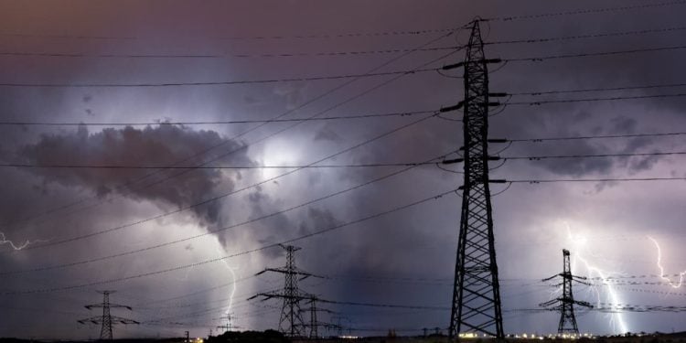 Mortes por choque elétrico reforçam alerta em dias de chuva
