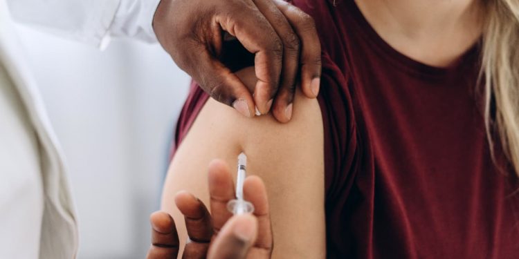 Postos de vacinação funcionam em horário ampliado neste sábado em Goiânia (6); confira