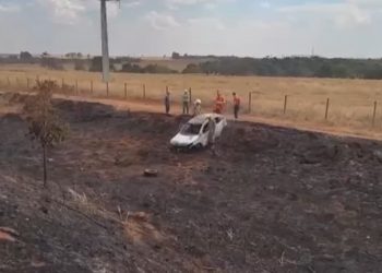Capotamento seguido de incêndio deixa um morto e 4 feridos na BR-153, em Morrinhos