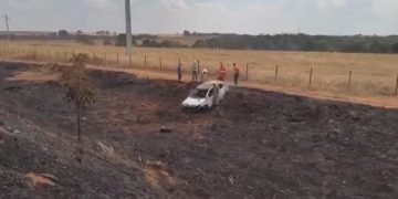 Capotamento seguido de incêndio deixa um morto e 4 feridos na BR-153, em Morrinhos