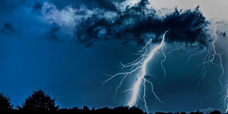 O Centro de Informações Hidrológicas, Meteorológicas e Geológicas de Goiás (Cimehgo) alerta para a possibilidade de tempestades em mais de 60 municípios goianos nesta terça-feira (16).