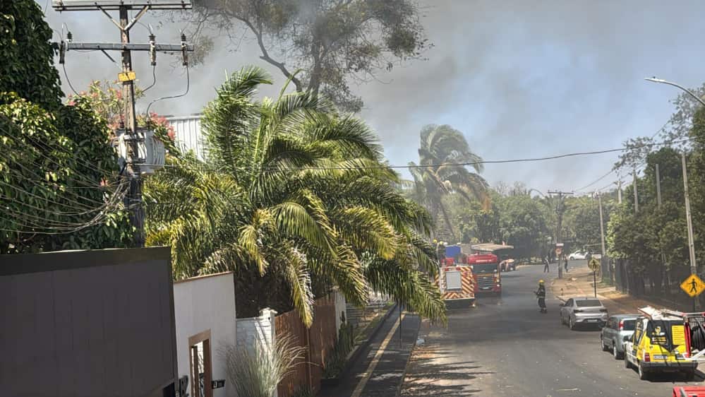 Incêndio de grandes proporções atinge espaço de festas em Goiânia