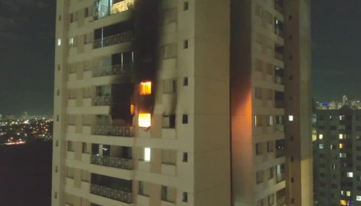 Incêndio atinge apartamento em prédio na Vila dos Alpes, em Goiânia