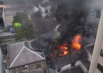 Incêndio atinge lojas e interdita parte da Avenida Anhanguera em Goiânia