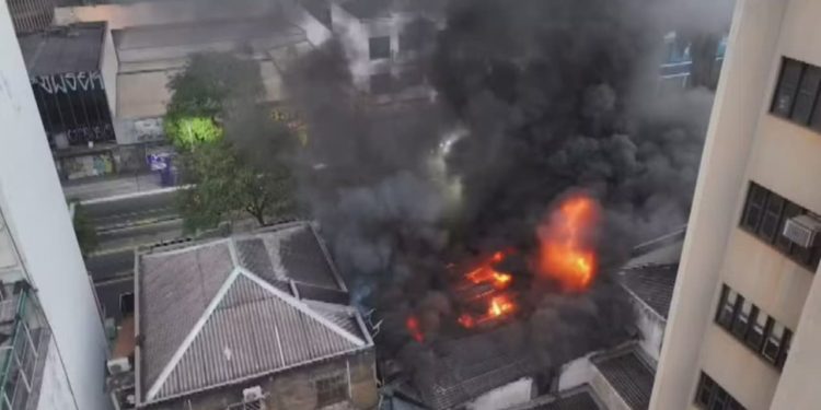 Incêndio atinge lojas e interdita parte da Avenida Anhanguera em Goiânia