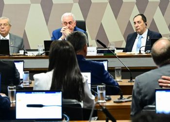 Após protestos, CCJ do Senado rejeita PEC da Blindagem