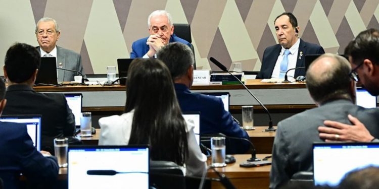 Após protestos, CCJ do Senado rejeita PEC da Blindagem
