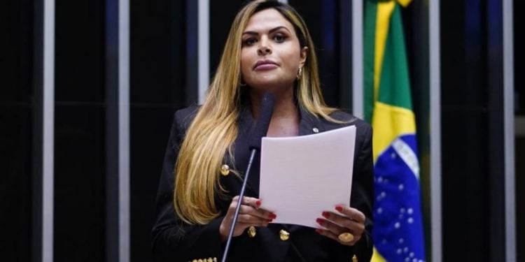 PEC da Blindagem: Silvye Alves pede desculpas por voto e anuncia saída do União Brasil