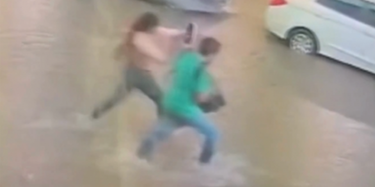 Vídeo mostra momento em que adolescente sofre choque elétrico em rua alagada de Goiânia