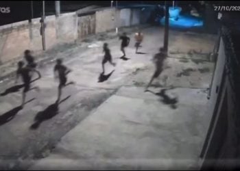 Menino de 11 anos é espancado a pauladas por grupo de mais de 10 jovens em Caldas Novas