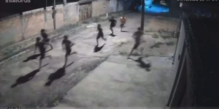 Menino de 11 anos é espancado a pauladas por grupo de mais de 10 jovens em Caldas Novas