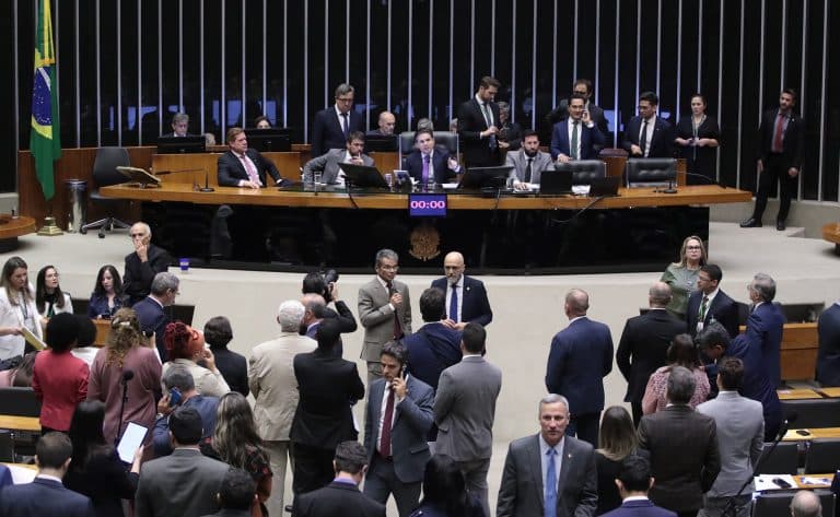 Câmara suspende ação penal contra Gustavo Gayer