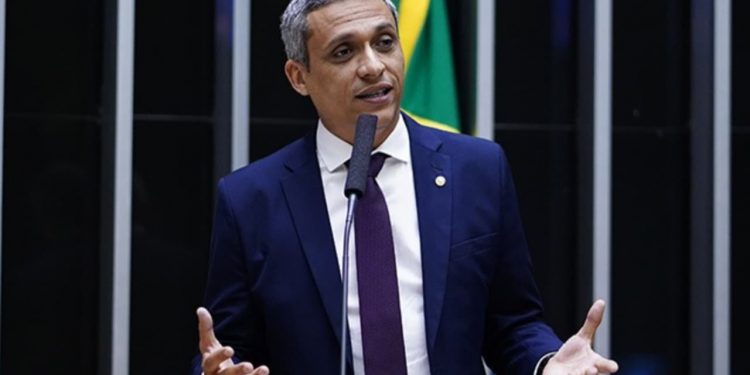 Câmara suspende ação penal contra Gustavo Gayer; veja como votaram os deputados goianos Fonte: Agência Câmara de Notícias