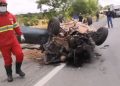 Acidente entre carro e ambulância deixa três mortos e dois feridos na BR-153, em Goiás